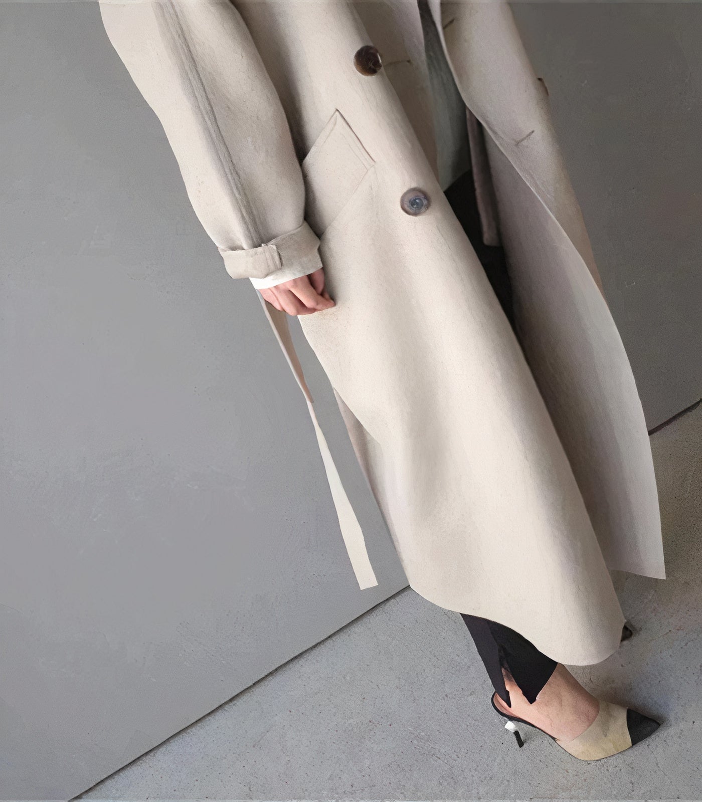"Lange elegante wollen damesjas in het grijs, warmtehoudend en tijdloos, perfect voor stijlvolle winterlooks."