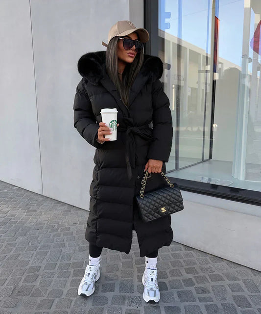 Lange gewatteerde dames winterjas met faux fur kraag, premium isolatie en zakken, in zwart of beige, voor stijl en comfort.