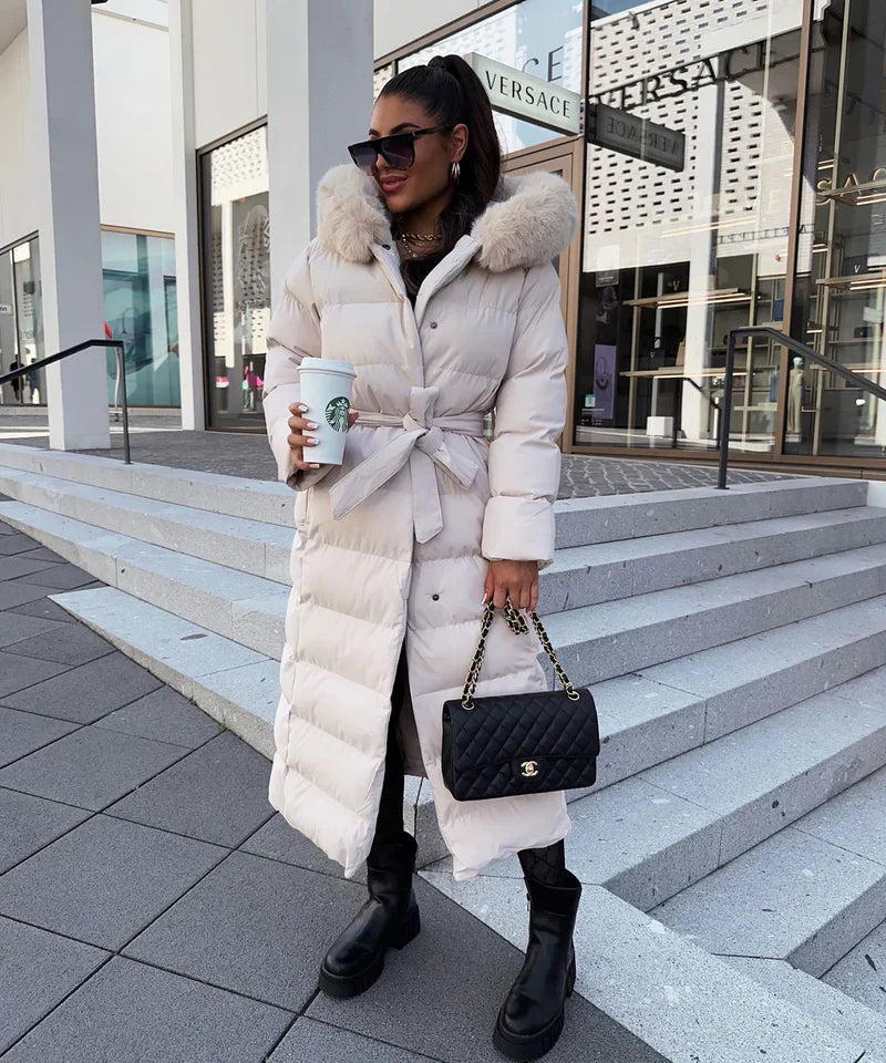 Lange gewatteerde dames winterjas met faux fur kraag, premium isolatie en zakken, in zwart of beige, voor stijl en comfort.