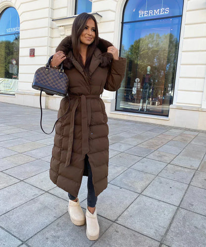 Lange gewatteerde dames winterjas met faux fur kraag, premium isolatie en zakken, in zwart of beige, voor stijl en comfort.