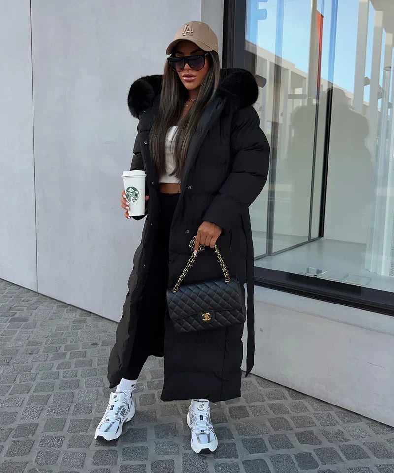 Lange gewatteerde dames winterjas met faux fur kraag, premium isolatie en zakken, in zwart of beige, voor stijl en comfort.