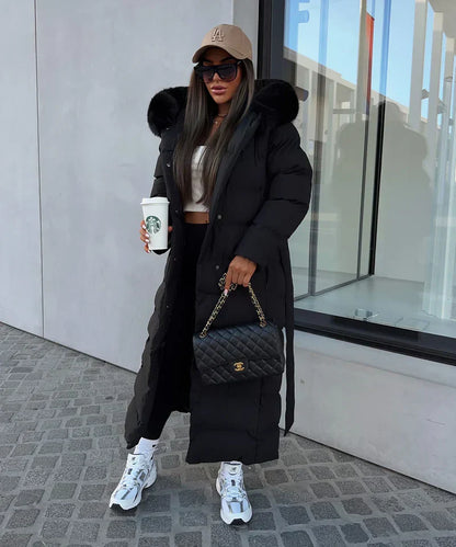 Lange gewatteerde dames winterjas met faux fur kraag, premium isolatie en zakken, in zwart of beige, voor stijl en comfort.