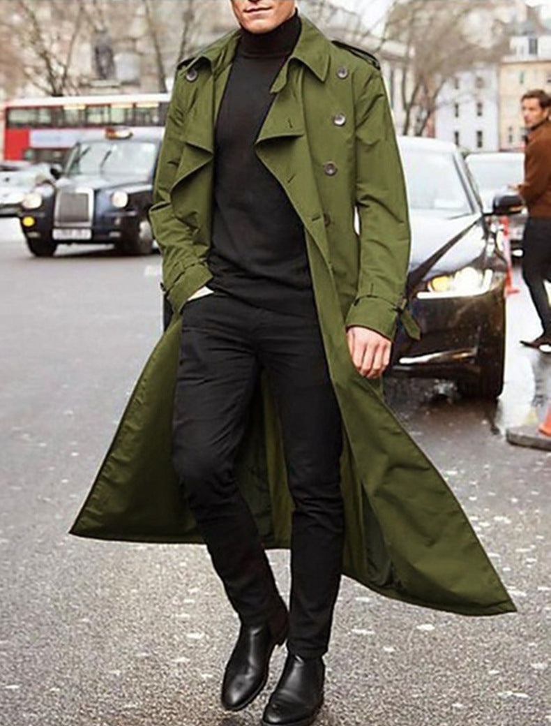 "Lange heren trenchcoat, tijdloos en elegant met dubbele knopenrij, in klassieke pasvorm voor stijlvolle herenmode."