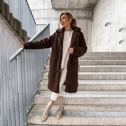 "Lange teddy jas dames, elegant beige, luxe winter mode, zachte stof, geschikt voor zowel formele als casual gelegenheden."