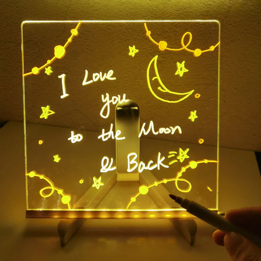 "LED-verlicht tekenbord op tafel in donkere kamer, ideaal voor kinderen om creatief te tekenen en als nachtlampje te gebruike