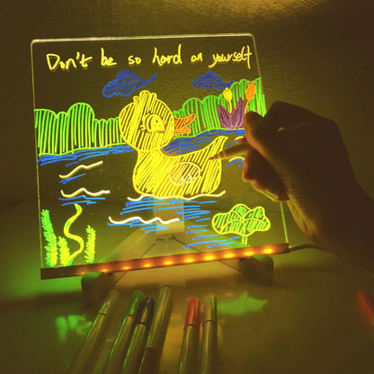 "LED-verlicht tekenbord op tafel in donkere kamer, ideaal voor kinderen om creatief te tekenen en als nachtlampje te gebruike