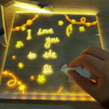 "LED-verlicht tekenbord op tafel in donkere kamer, ideaal voor kinderen om creatief te tekenen en als nachtlampje te gebruike