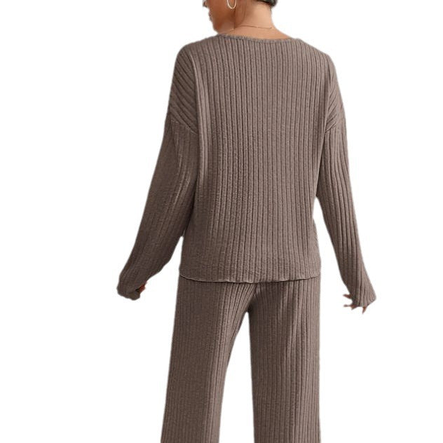 "Lena gebreide set, stijlvolle V-hals, zachte geribbelde stof, comfortabele pasvorm, lichtgrijze kleur, voor lentedagen."