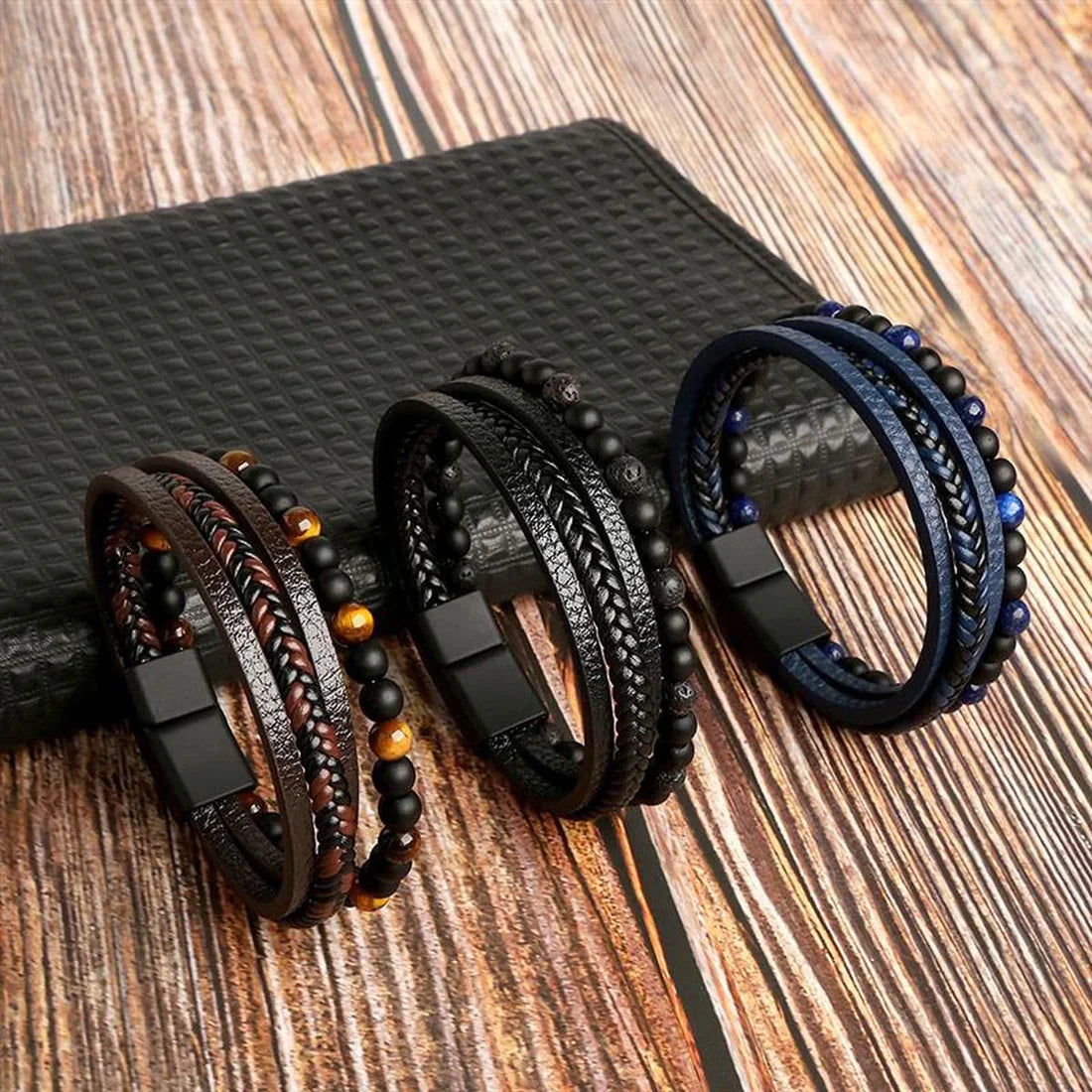 Leren armband voor mannen, verkrijgbaar in diverse kleuren zoals blauw, bruin, zwart. Strak design, hoogwaardig leer.