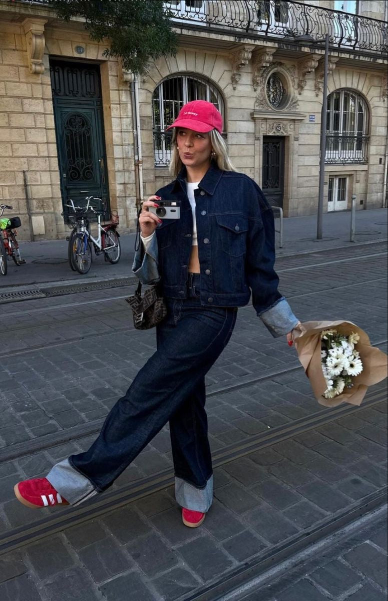 "Lichtblauw denim set met relaxed fit blouse en straight leg jeans, trendy look voor damesmode."