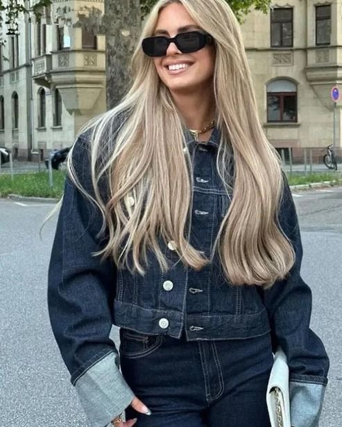 "Lichtblauw denim set met relaxed fit blouse en straight leg jeans, trendy look voor damesmode."