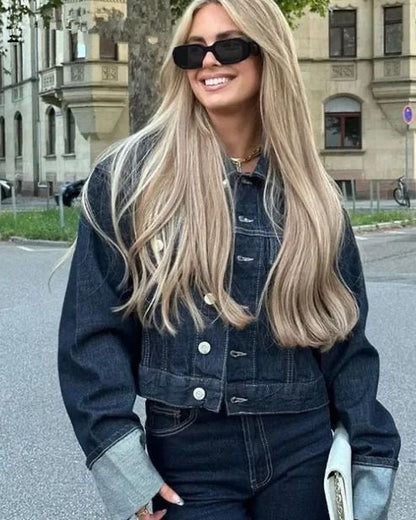 "Lichtblauw denim set met relaxed fit blouse en straight leg jeans, trendy look voor damesmode."