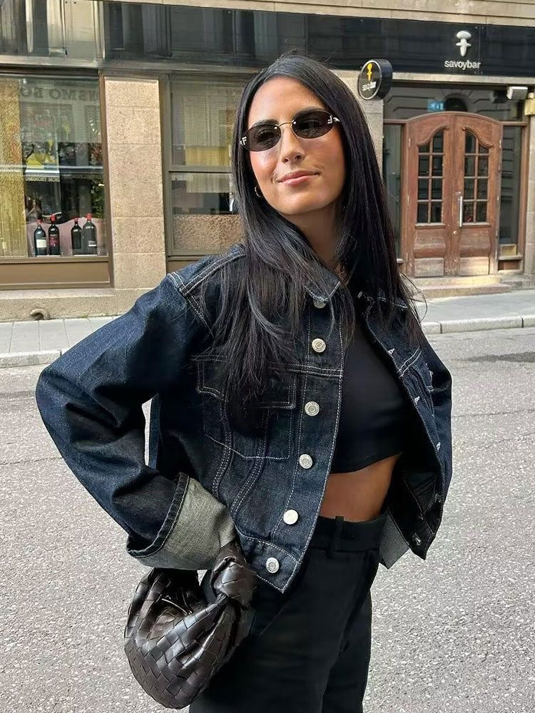 "Lichtblauw denim set met relaxed fit blouse en straight leg jeans, trendy look voor damesmode."