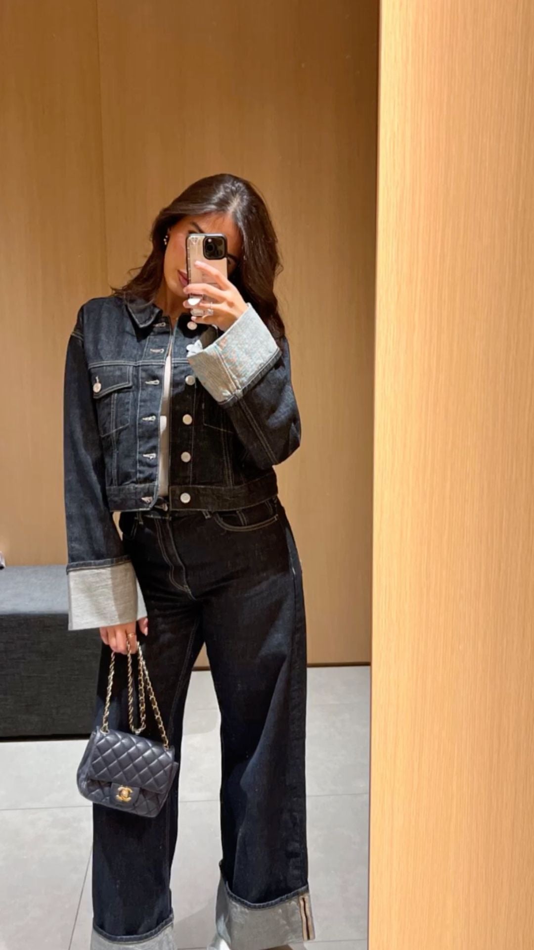 "Lichtblauw denim set met relaxed fit blouse en straight leg jeans, trendy look voor damesmode."