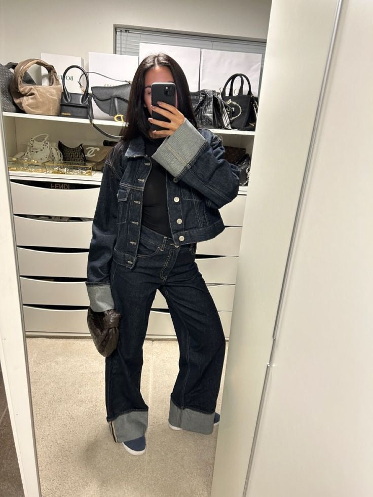 "Lichtblauw denim set met relaxed fit blouse en straight leg jeans, trendy look voor damesmode."