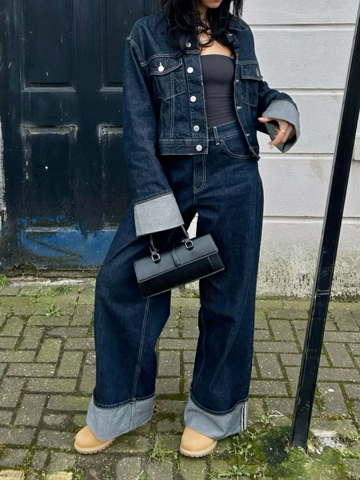 "Lichtblauw denim set met relaxed fit blouse en straight leg jeans, trendy look voor damesmode."
