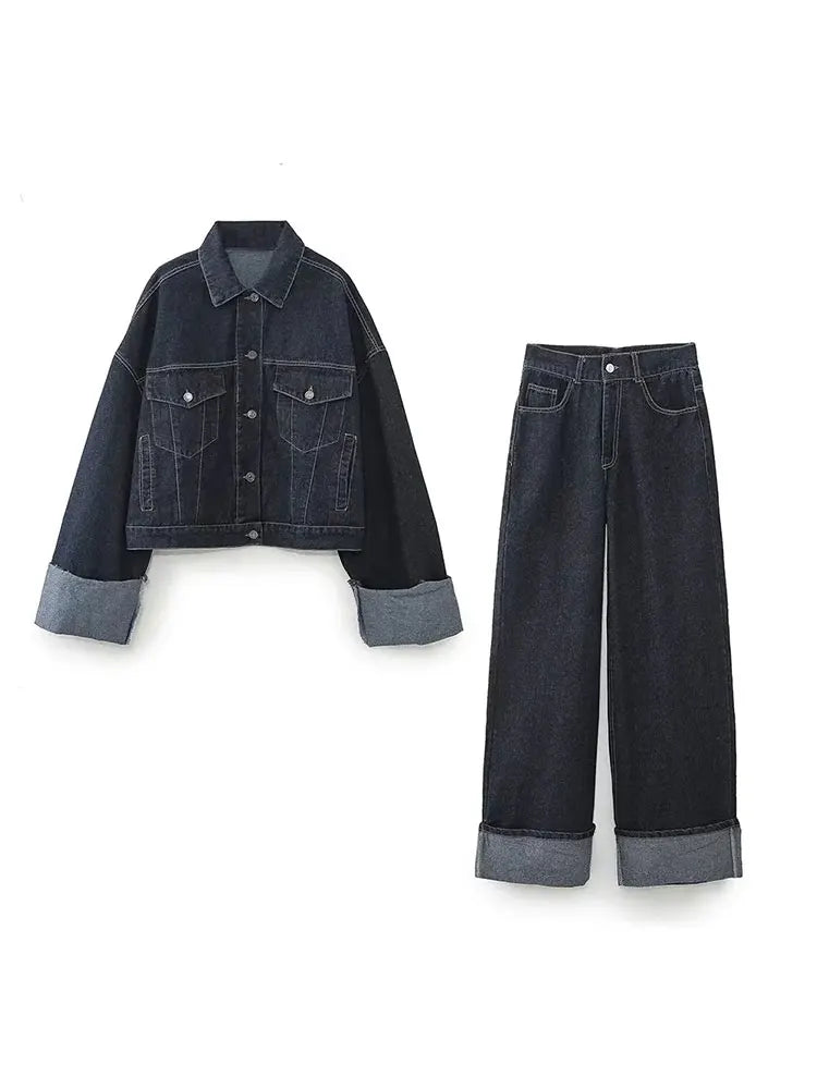 "Lichtblauw denim set met relaxed fit blouse en straight leg jeans, trendy look voor damesmode."