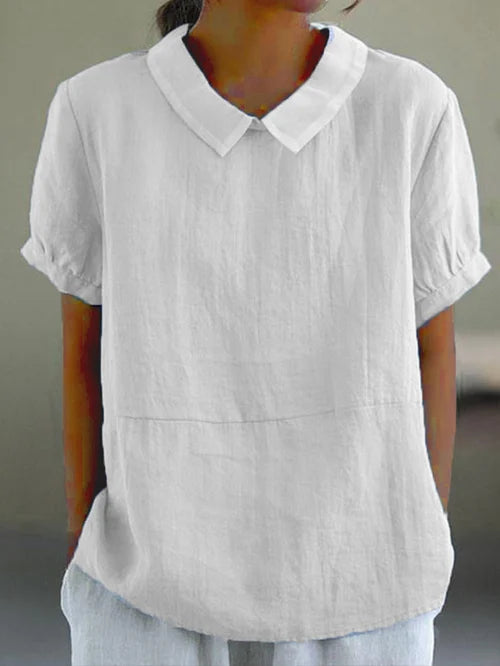 "Lichtblauwe Avaya blouse van katoen met korte mouwen, ronde kraag en subtiele details, ideaal voor zomerse dagen."