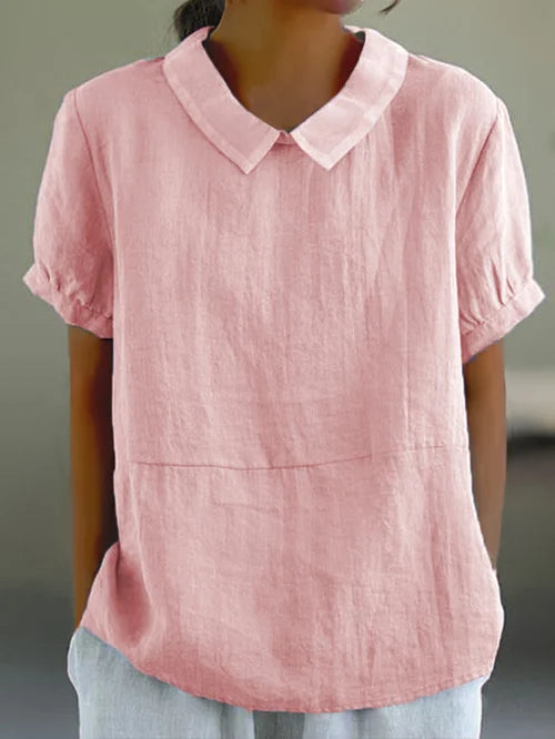 "Lichtblauwe Avaya blouse van katoen met korte mouwen, ronde kraag en subtiele details, ideaal voor zomerse dagen."