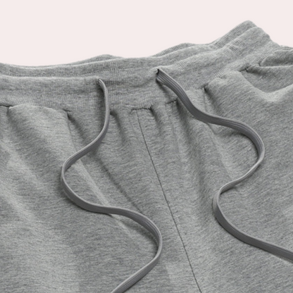 "Lichte heren joggingbroek, katoen, comfortabele pasvorm, elastische taille, moderne wijde pijpen, minimalistische stijl."