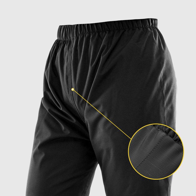 "Lichtgewicht, waterdichte outdoor windjack met reflecterende details, ideaal voor wandelen, zwart, opgevouwen in opbergtas."