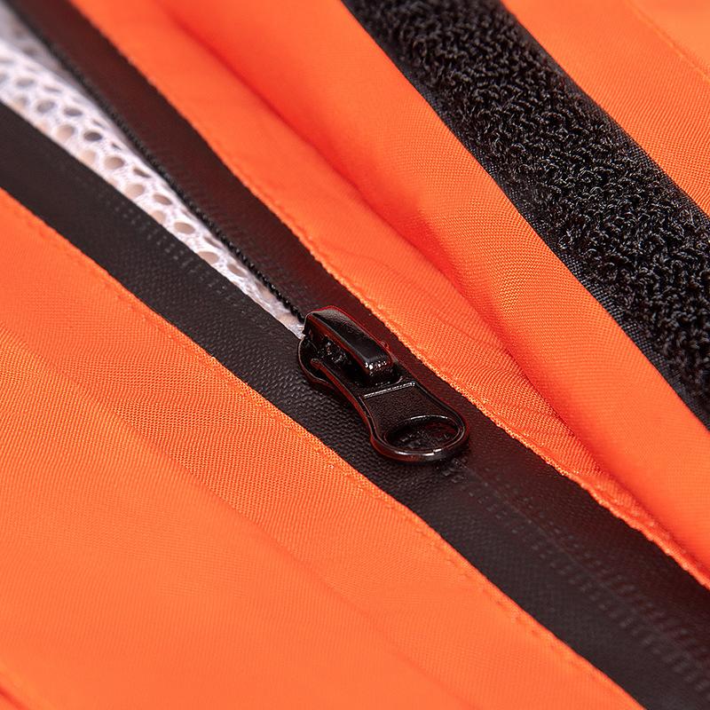 "Lichtgewicht, waterdichte outdoor windjack met reflecterende details, ideaal voor wandelen, zwart, opgevouwen in opbergtas."