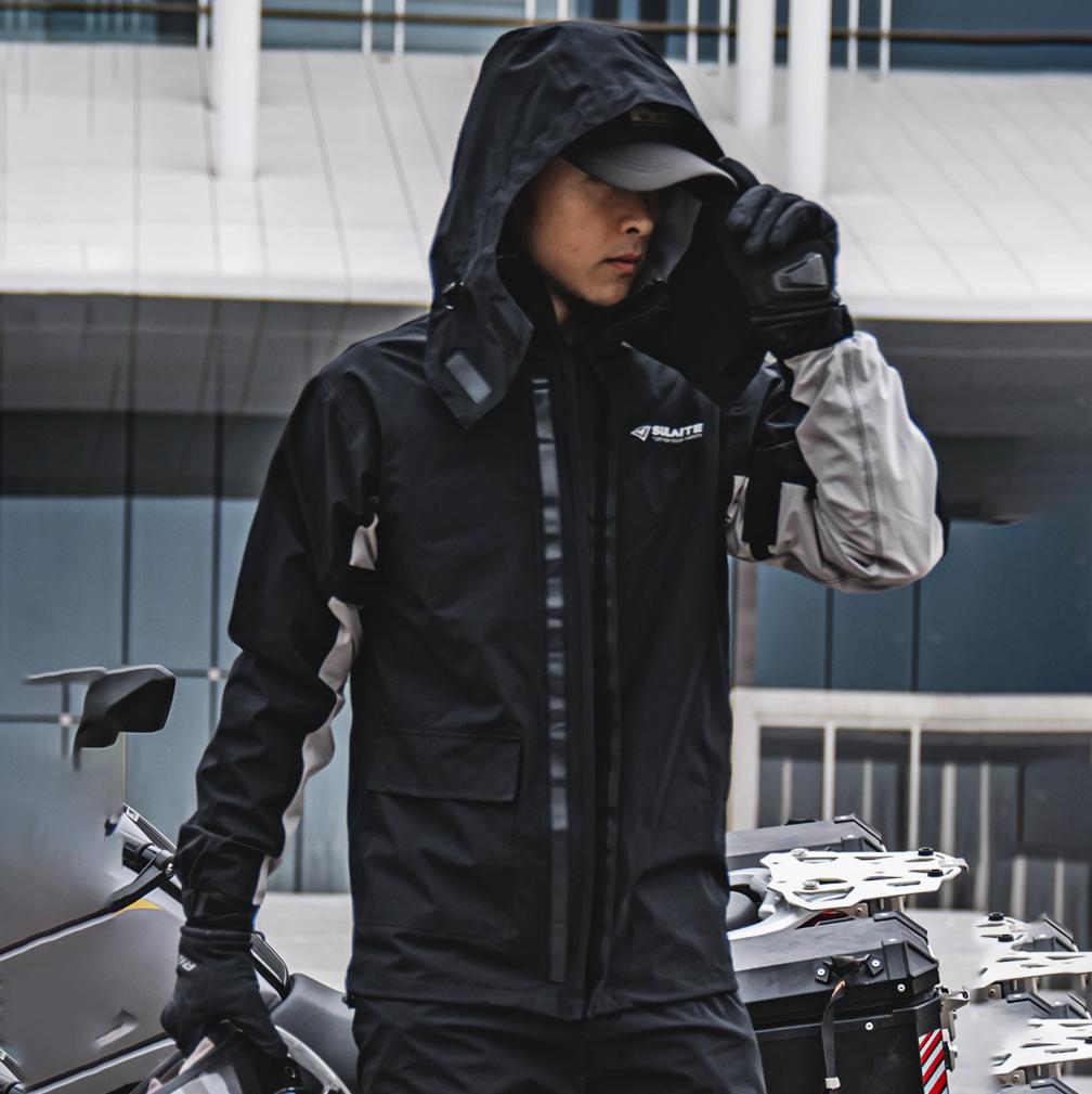"Lichtgewicht, waterdichte outdoor windjack met reflecterende details, ideaal voor wandelen, zwart, opgevouwen in opbergtas."
