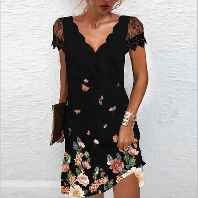 "Livia zomerjurk met V-hals, elegant kantaccent, korte mouwen, vloeiende stof, perfect voor warme dagen."