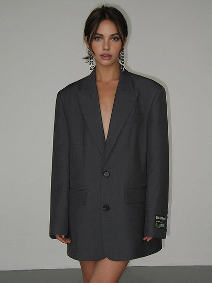 "Lorène oversized klassieke blazer, elegante grijze jas met revers en gedrapeerde pasvorm, voor moderne en chique outfits."