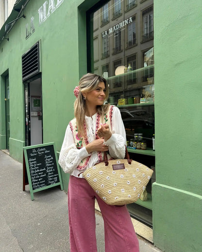 "Luchtig Gilda Wildflower gilet met crèmewitte kleur en bloemmotief, perfecte veelzijdige zomermode voor vrouwen."