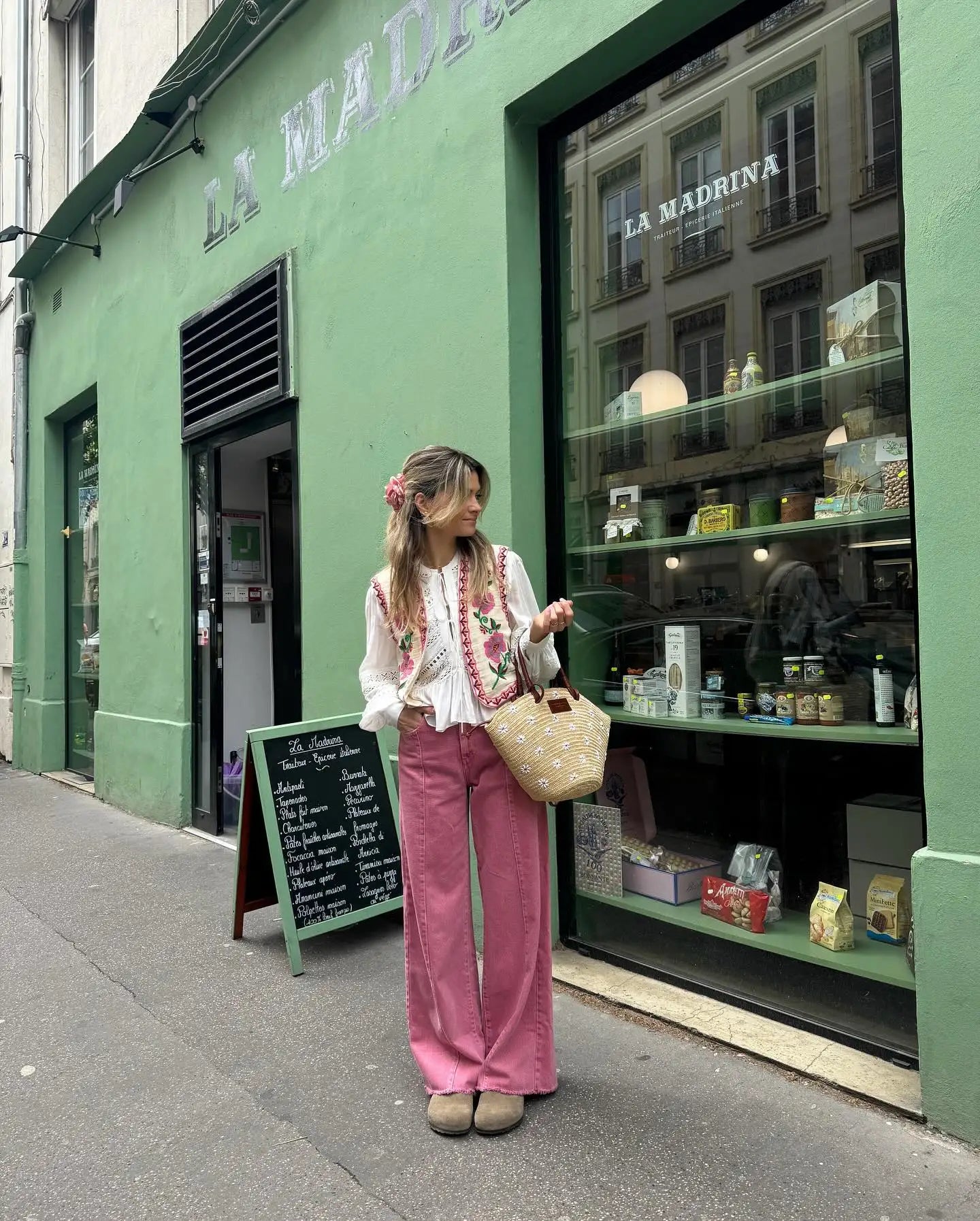 "Luchtig Gilda Wildflower gilet met crèmewitte kleur en bloemmotief, perfecte veelzijdige zomermode voor vrouwen."