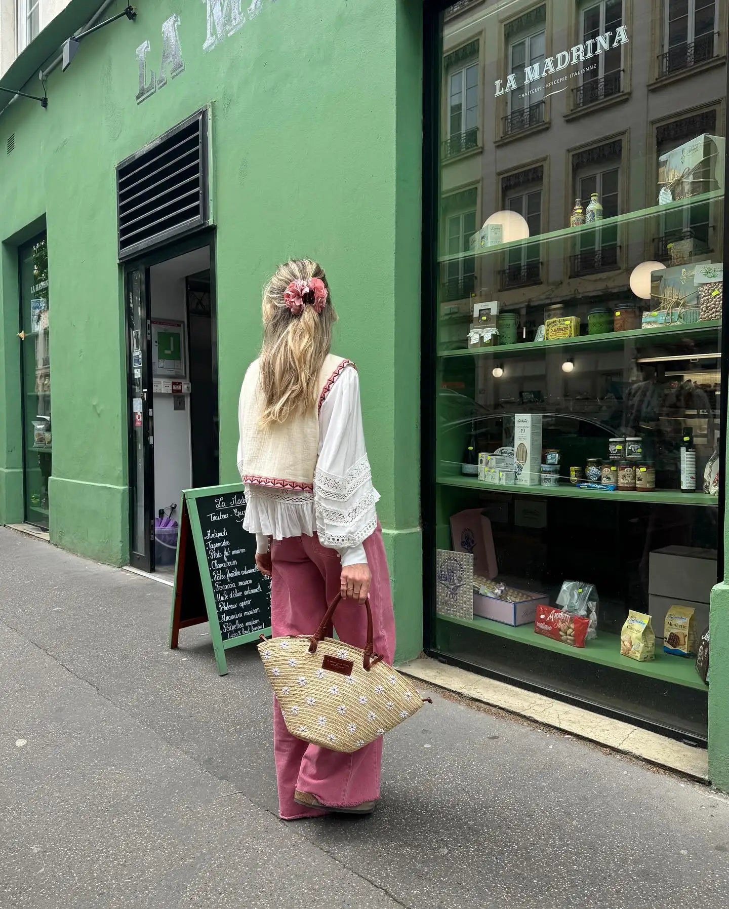 "Luchtig Gilda Wildflower gilet met crèmewitte kleur en bloemmotief, perfecte veelzijdige zomermode voor vrouwen."