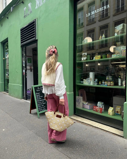 "Luchtig Gilda Wildflower gilet met crèmewitte kleur en bloemmotief, perfecte veelzijdige zomermode voor vrouwen."