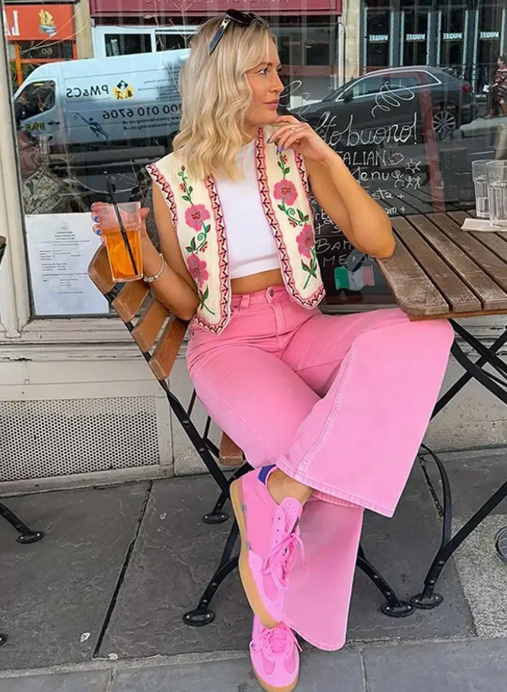 "Luchtig Gilda Wildflower gilet met crèmewitte kleur en bloemmotief, perfecte veelzijdige zomermode voor vrouwen."