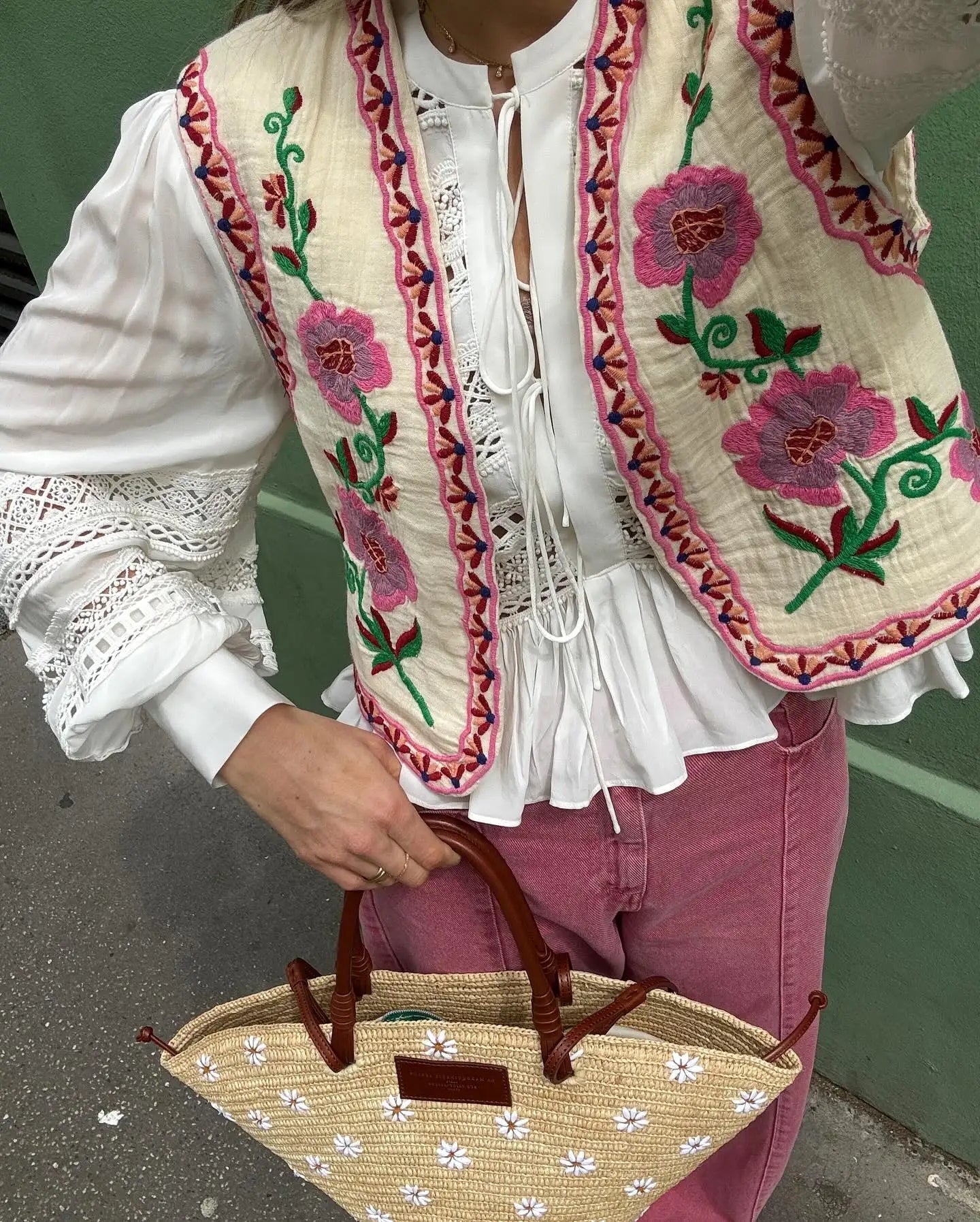 "Luchtig Gilda Wildflower gilet met crèmewitte kleur en bloemmotief, perfecte veelzijdige zomermode voor vrouwen."