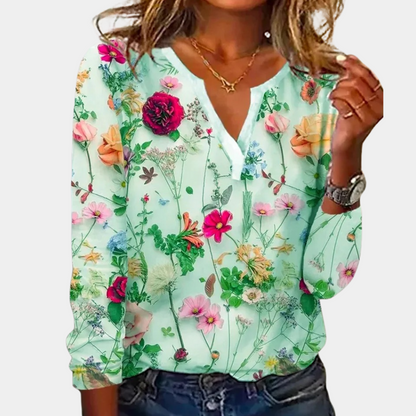 "Luchtige casual damesblouse met kleurrijk bloemmotief, perfect voor zomer; combineerbaar met jeans of rokken."