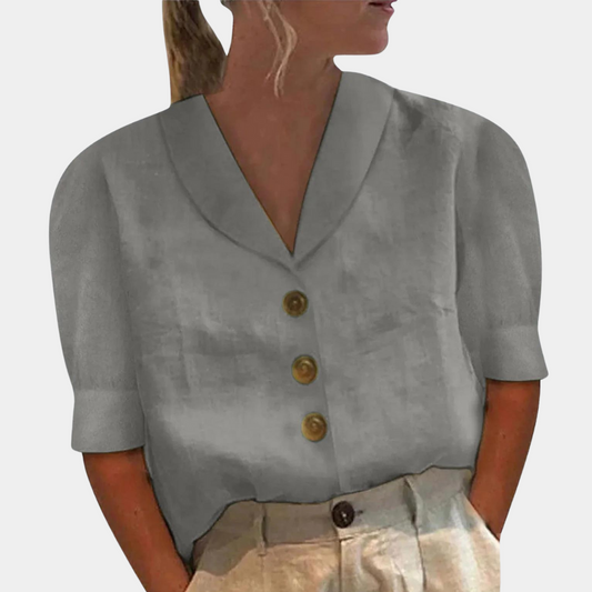 "Luchtige damesblouse in grijs linnen met elegante envelop halslijn, stijlvolle knopen, perfect voor lente en zomer."