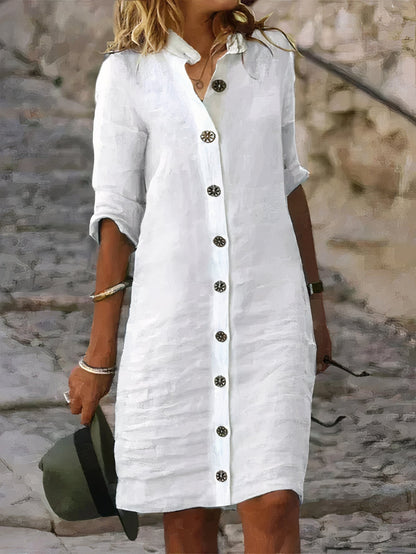 "Luchtige linnen dames overhemdjurk met klassieke kraag en knoopsluiting voor een elegante zomerlook."