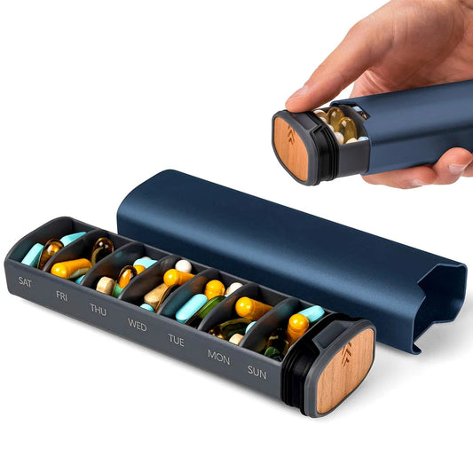 "Luxe aluminium en houten wekelijkse pillendoos voor medicijnorganisatie, compact en stijlvol, ideaal voor reizen."