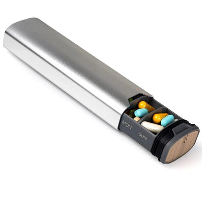 "Luxe aluminium en houten wekelijkse pillendoos voor medicijnorganisatie, compact en stijlvol, ideaal voor reizen."