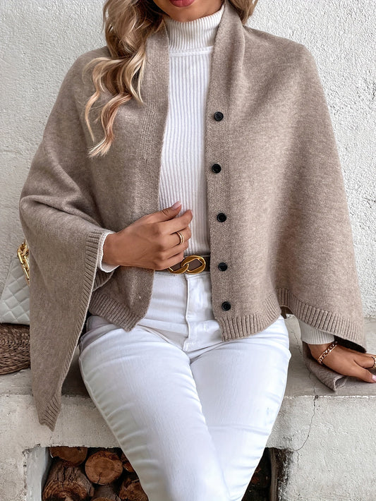 Luxe dames poncho met knoopsluiting, zachte stof, stijlvolle afwerking. Perfect voor casual en formele gelegenheden.