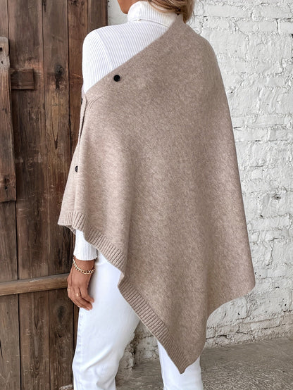 Luxe dames poncho met knoopsluiting, zachte stof, stijlvolle afwerking. Perfect voor casual en formele gelegenheden.
