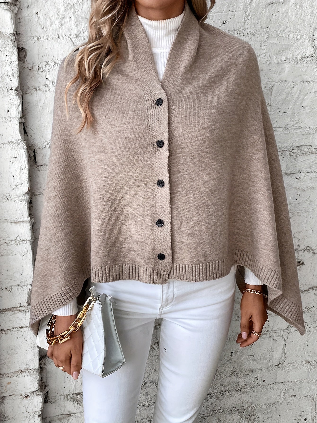 Luxe dames poncho met knoopsluiting, zachte stof, stijlvolle afwerking. Perfect voor casual en formele gelegenheden.