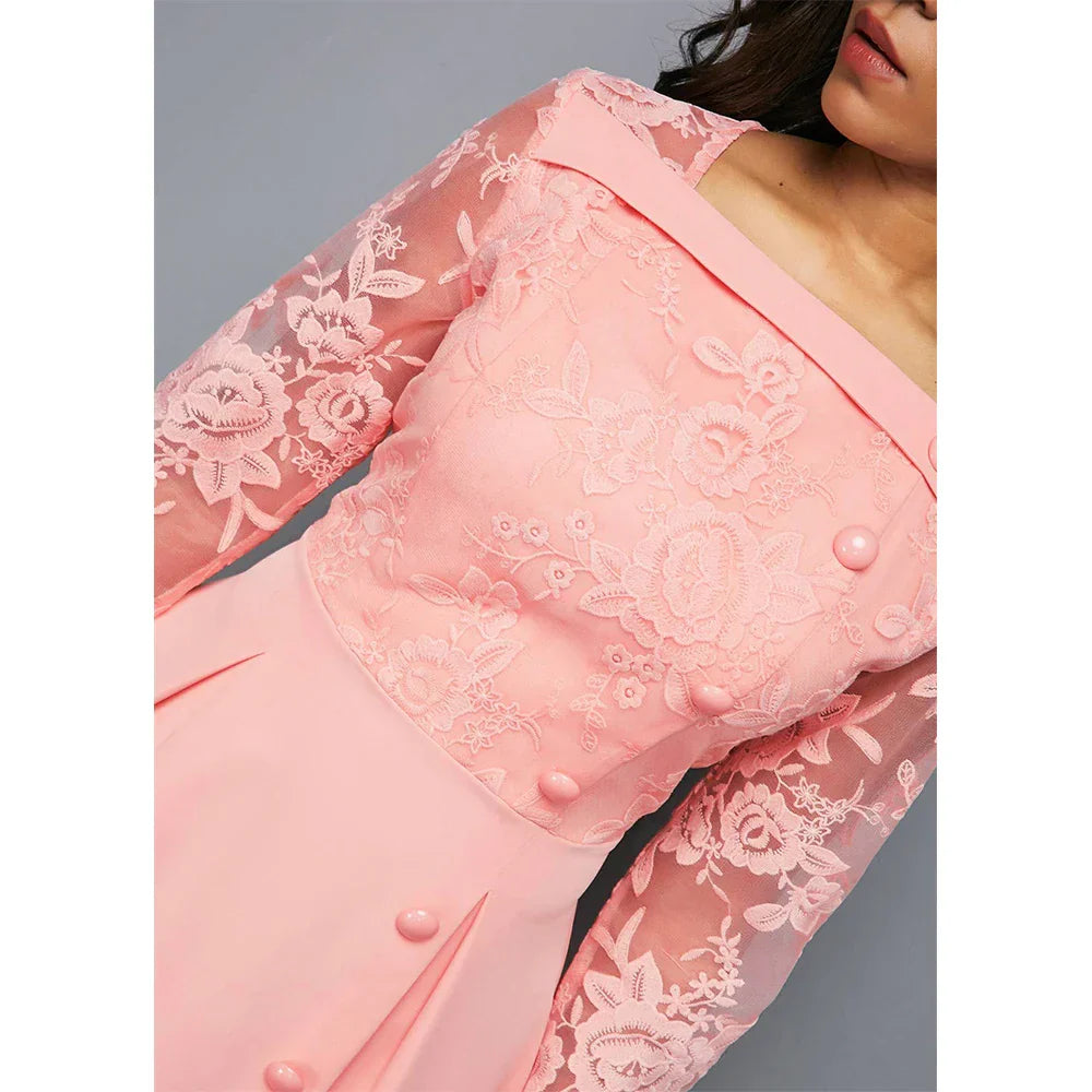 "Luxe feestjurk met elegante kanten mouwen, vierkante kraag en vloeiend maxi silhouet voor vrouwen."