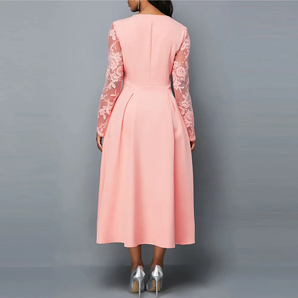 "Luxe feestjurk met elegante kanten mouwen, vierkante kraag en vloeiend maxi silhouet voor vrouwen."