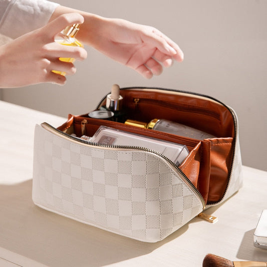 "Luxe geruite make-up tas in hoogwaardig PU-leer, ideaal voor georganiseerde opslag van beautyproducten."
