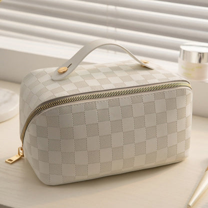 "Luxe geruite make-up tas in hoogwaardig PU-leer, ideaal voor georganiseerde opslag van beautyproducten."