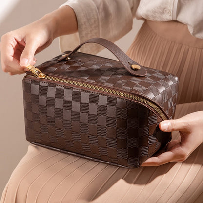 "Luxe geruite make-up tas in hoogwaardig PU-leer, ideaal voor georganiseerde opslag van beautyproducten."