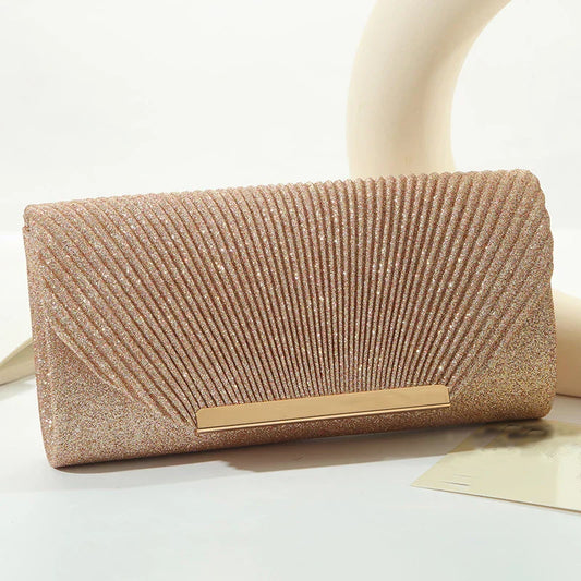 "Luxe gouden clutch met glitters, elegante sluiting en verwijderbare band, perfect voor avondgelegenheden."