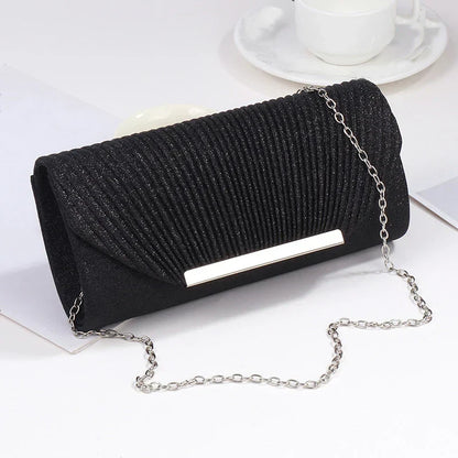 "Luxe gouden clutch met glitters, elegante sluiting en verwijderbare band, perfect voor avondgelegenheden."